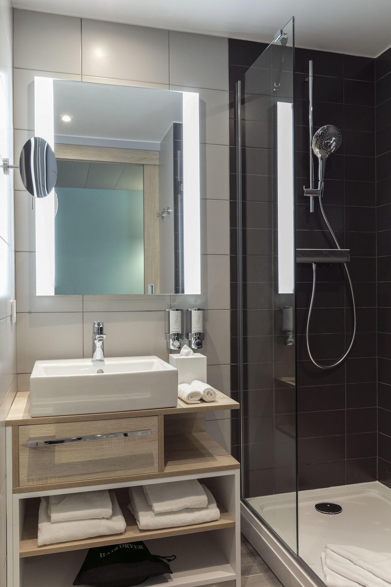Отель Hampton By Hilton Paris Клиши Экстерьер фото