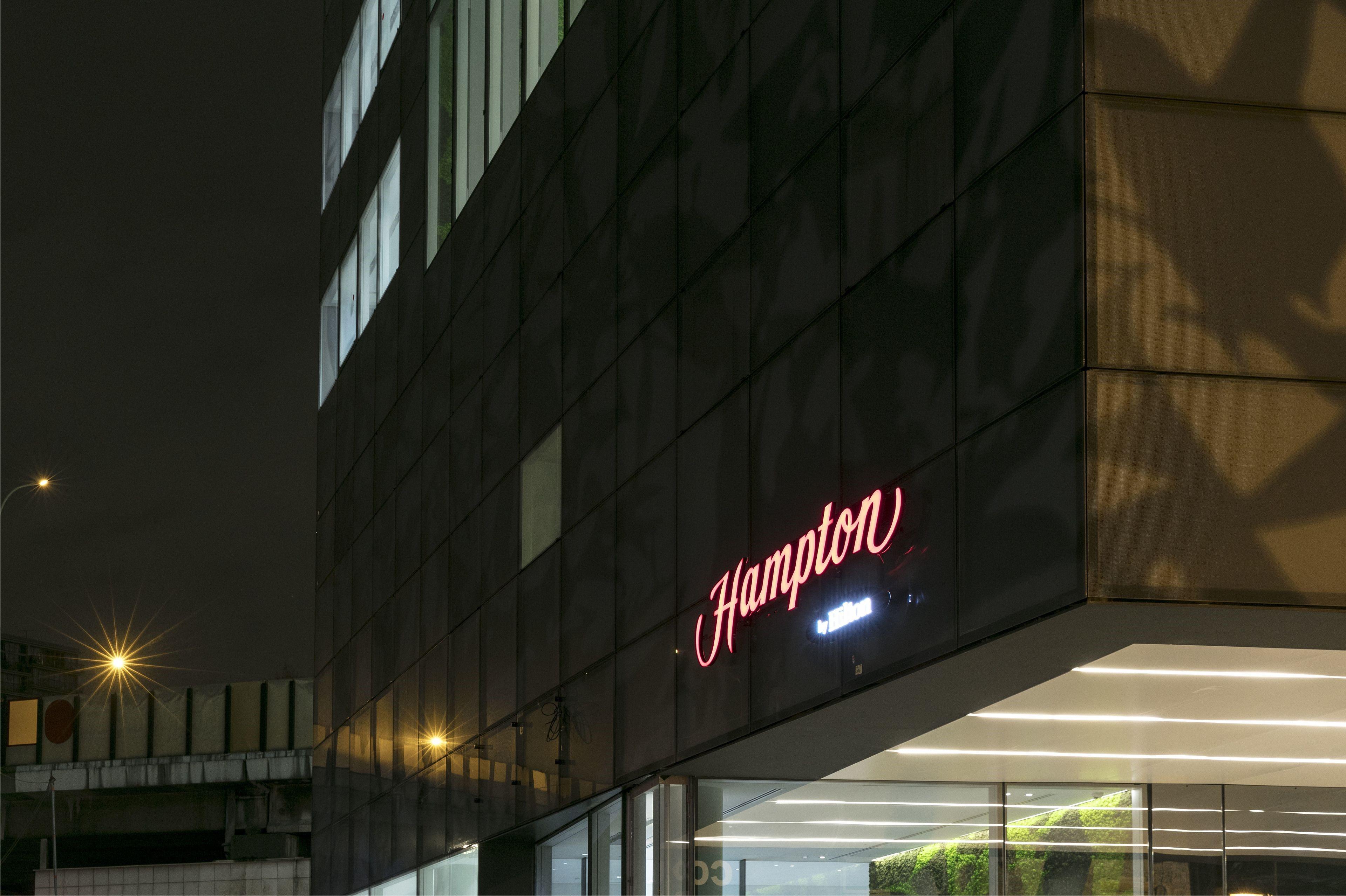 Отель Hampton By Hilton Paris Клиши Экстерьер фото