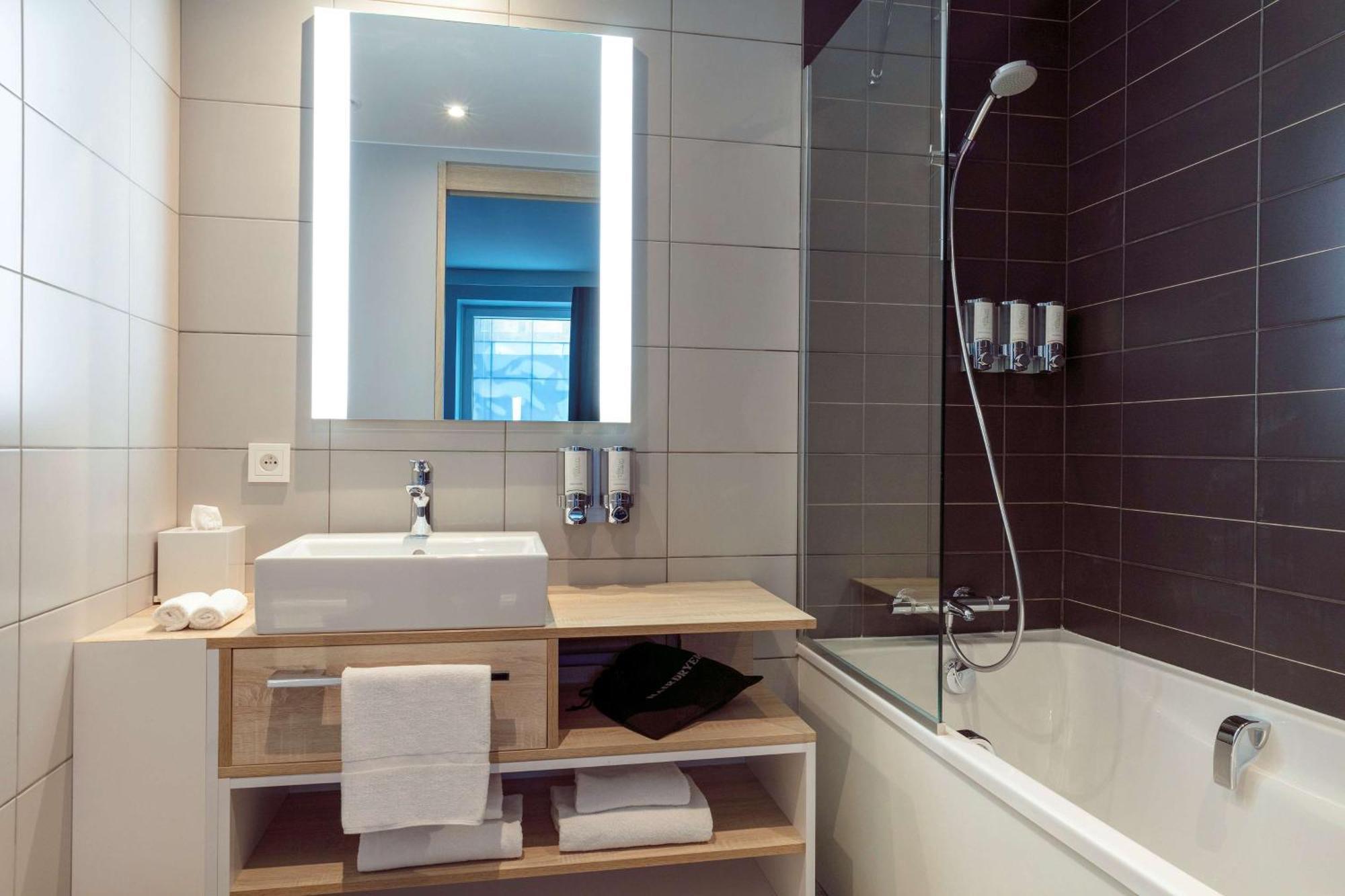 Отель Hampton By Hilton Paris Клиши Экстерьер фото