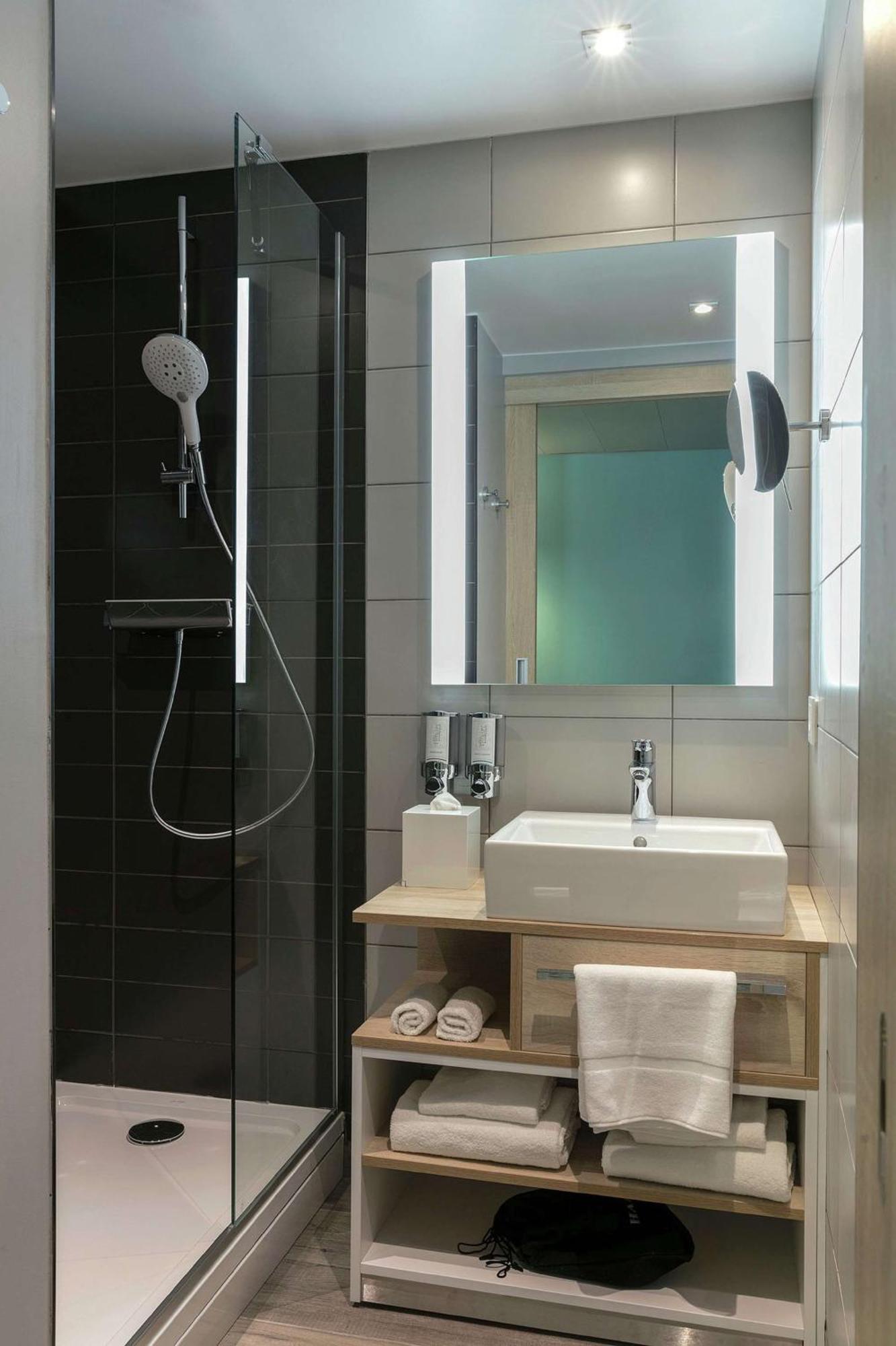 Отель Hampton By Hilton Paris Клиши Экстерьер фото