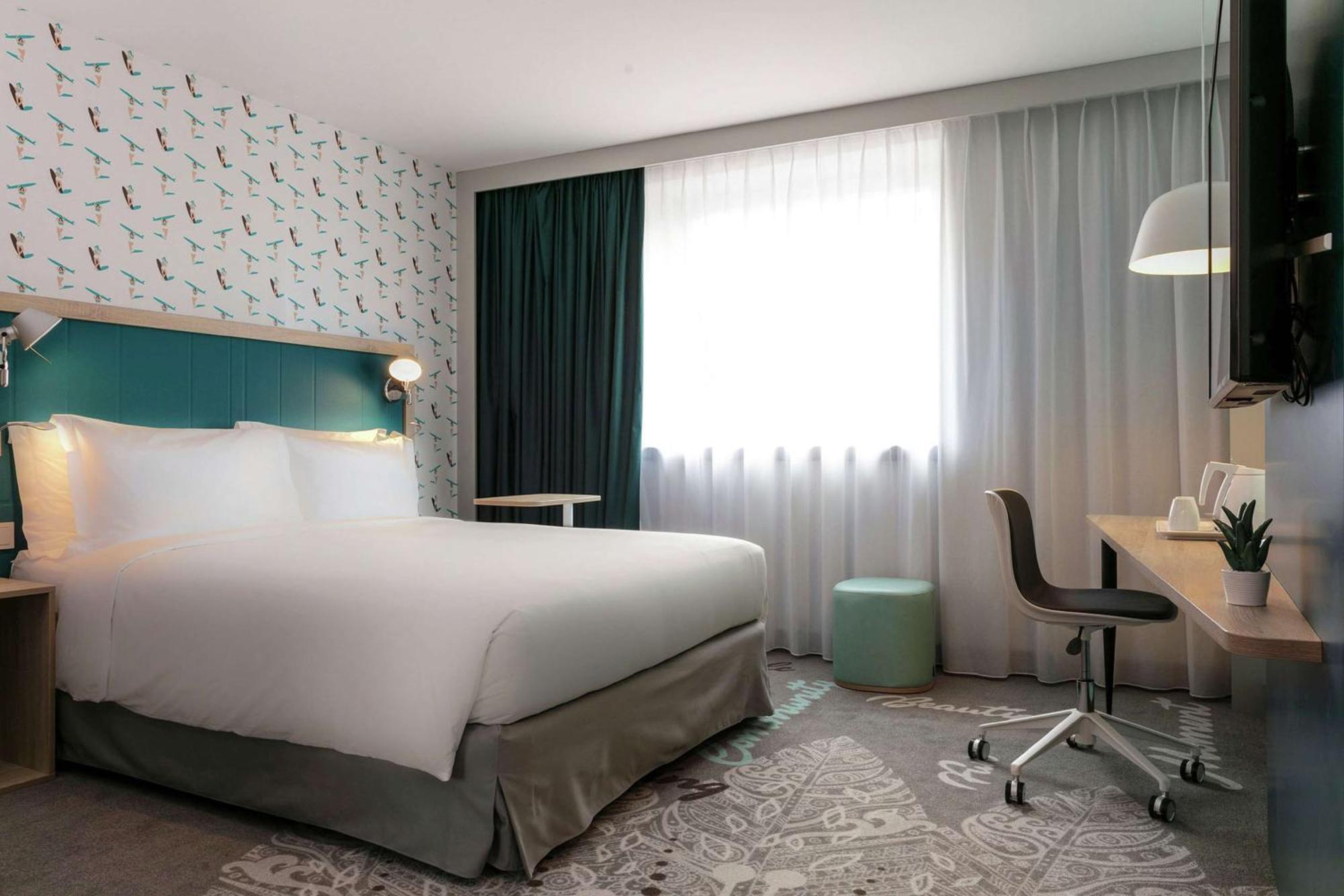 Отель Hampton By Hilton Paris Клиши Экстерьер фото