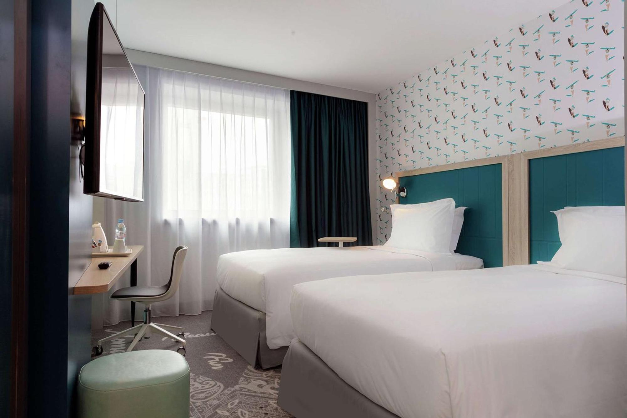 Отель Hampton By Hilton Paris Клиши Экстерьер фото