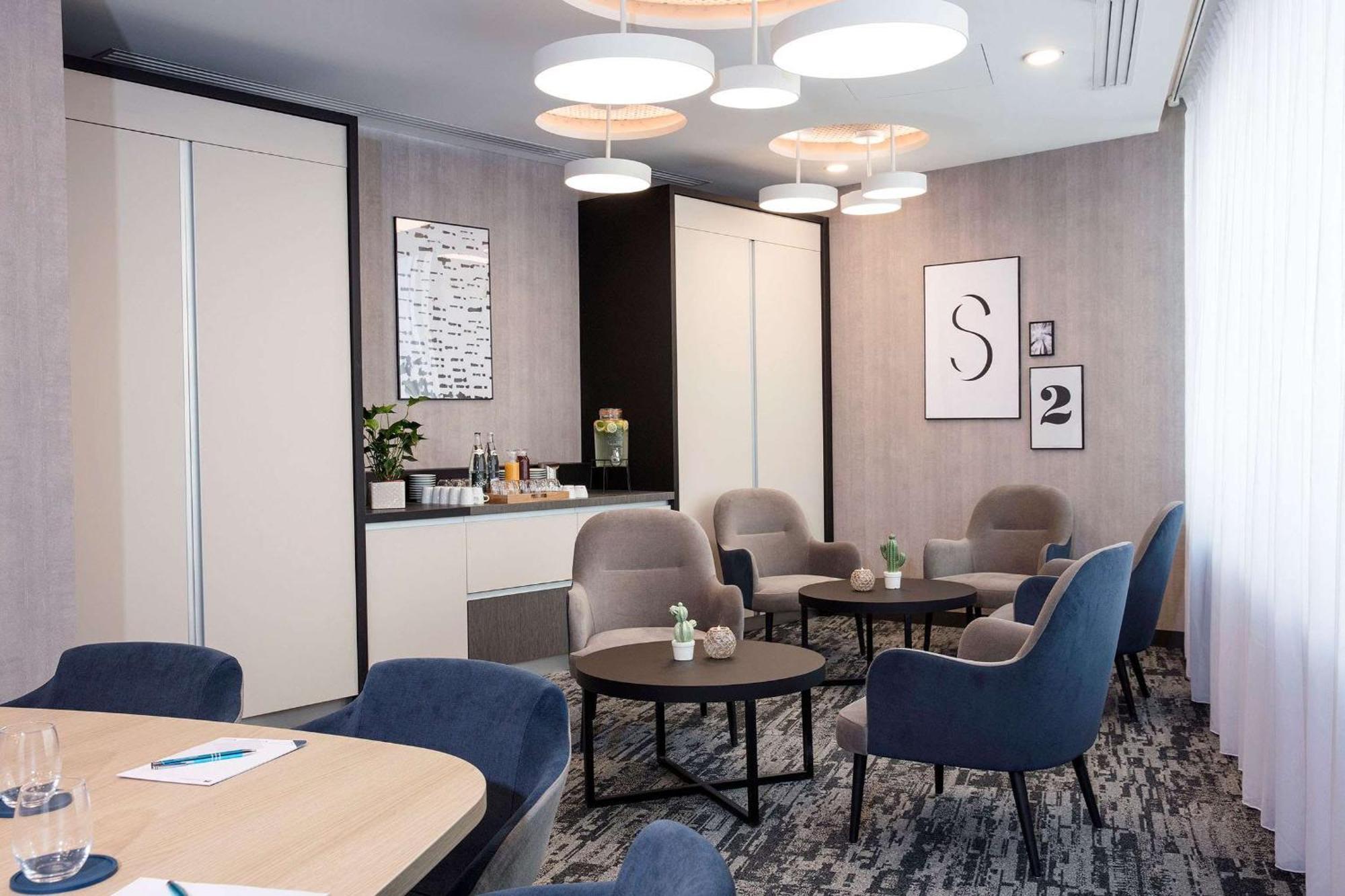 Отель Hampton By Hilton Paris Клиши Экстерьер фото