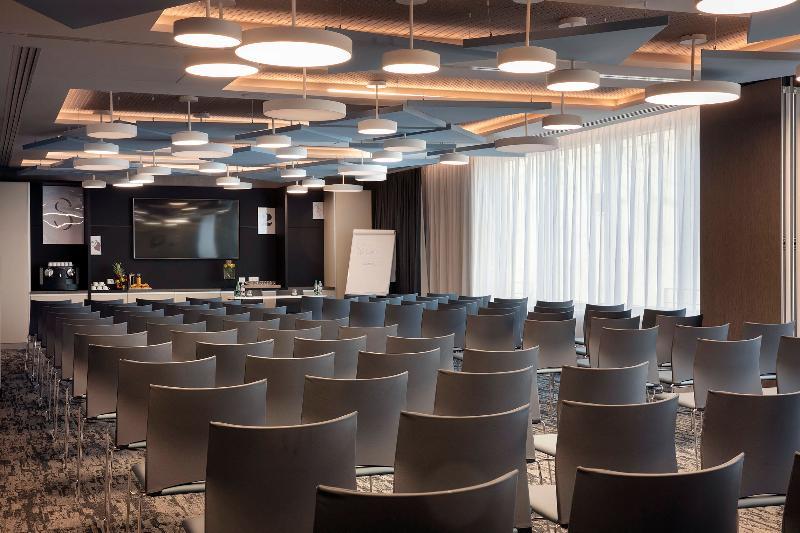 Отель Hampton By Hilton Paris Клиши Экстерьер фото